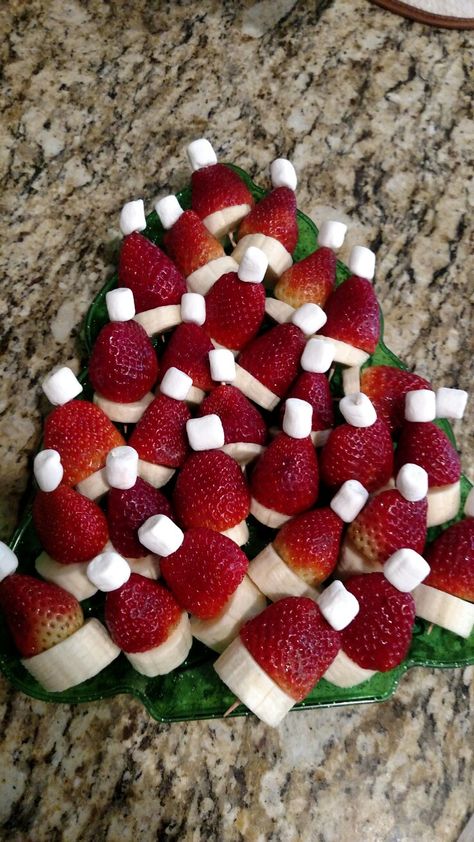 Christmas Fruit Cups For Party, Christmas Party Food Preschool, Christmas Fruit Snacks For Kids, Christmas Party Fruit Ideas Kids, Fruit Santa Hats, Santa Hat Fruit Skewers, Toddler Christmas Party Snacks, Class Christmas Party Ideas Food, Santa Fruit Kabobs