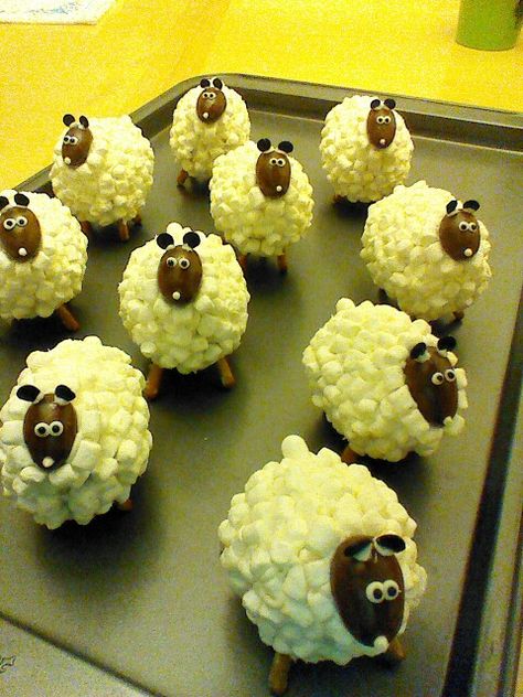 Cute sheep treats! Made w/ rice crispy treats covered w/ frosting & mini mallow bits (Hot chocolate type).  Chocolate almond heads & pretzel feet make these guys extra cute & yummy! Sheep Rice Krispie Treats, Sheep Treats, Childrens Baking, Sheep Cake, Rice Bubbles, Cookie Craft, Childrens Meals, Food Art For Kids, Barnyard Party