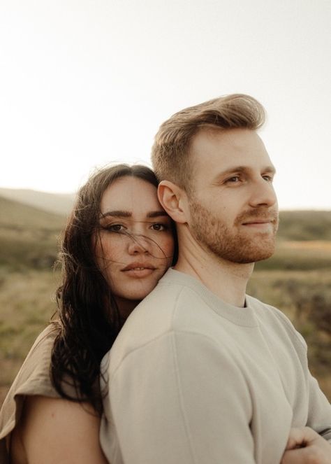 White Blouse Engagement Photos, Unique Photoshoot Ideas For Couples Engagement Pics, Couple In The Park Photo Ideas, Couples Photoshoot Location Ideas, Engagement Photos Faces, Coastal Grandmother Engagement Photos, Natural Couples Photoshoot, Love Story Poses Ideas, Mountain Prenup Photo Ideas