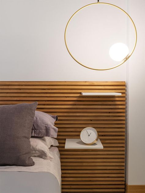 This modern bedroom features a wood slat headboard with shelves that act as bedside tables. #ModernBedroom #HeadboardDesign #WoodSlatHeadboard #BedsideTable #BedroomDesign Shelves As Headboard, Natural Wood Headboard Diy, Slated Headboard Bedroom, Wood Slat Bed Headboard, Slatted Wood Headboard, Slat Headboard Diy, Wood Slat Headboard, Headboard Shelves, Pretty Headboard