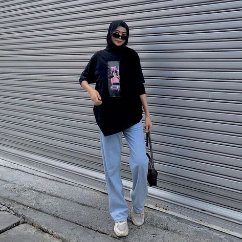 be inspired but dont copy ♡ on Instagram: “nothing to say” Ootd Oversized Hijab, Sporty Hijab Outfit, Consert Outfits, Outfit Ideas Hijab, Outfit Hijab Casual, Oversize Outfit, Hijab Simple, Birthday Outfit For Women, Simple Hijab