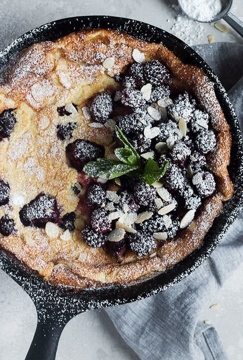 Dutch Baby Pancakes, Dutch Baby Recipe, Dutch Pancakes, Baby Pancakes, Warm Desserts, Dutch Baby Pancake, Fruity Desserts, God Mat, Dutch Baby