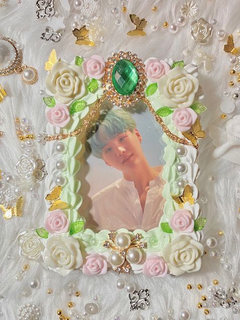 Decoden Photo Frame, Decoden Toploader Kpop, Decoden Toploader Ideas, Decorated Toploader Kpop, Decoden Photocard, Decoden Frame, Decoden Toploader, Toploader Decor, Decoden Ideas