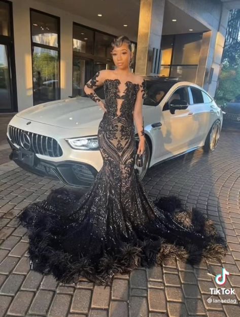 Prom Dress With Veil, Prom Looks 2023, Black Prom Dresses Black Women, Baddie Prom Dresses, Classy Prom, Silver Prom Dress, Homecoming Dresses Tight, Prom Inspiration, Quinceanera Dresses Blue