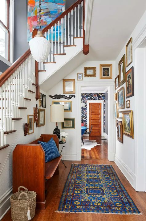 22 Foyer Ideas for a Bold, Beautiful Entry Foyer Decor Ideas, White Foyer, Small Entryway Ideas, Traditional Foyer, Small Foyer, Foyer Ideas, White Console Table, Small Entryways, Foyer Decor