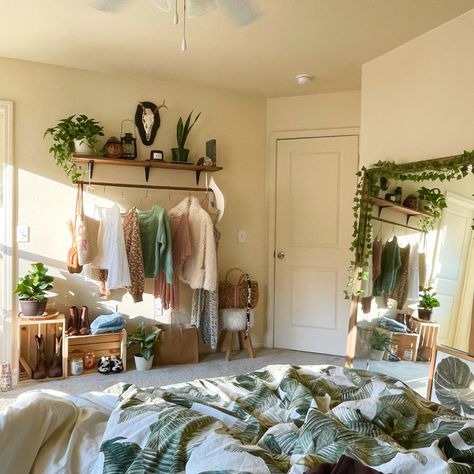 Green Vintage Bedroom Aesthetic, Earthy Retro Bedroom, Granola Room Inspiration, Earthy Room Aesthetic Boho, Granola Interior Design, Granola Room Ideas, Earthy Bedroom Aesthetic Bohemian, Cute Earthy Bedrooms, Green Earthy Bedroom Aesthetic