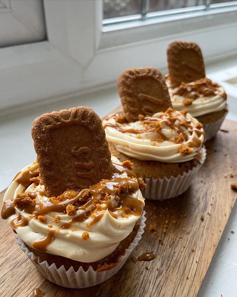 Biscoff Aesthetic, Biscuits Aesthetic, Lotus Biscoff Cake, Lotus Biscoff Cupcakes, Lotus Biscoff Cups, Lotus Biscoff Aesthetic, Biscoff Celebration Cake, Recipes With Lotus Biscoff, Lotus Biscoff Brownies