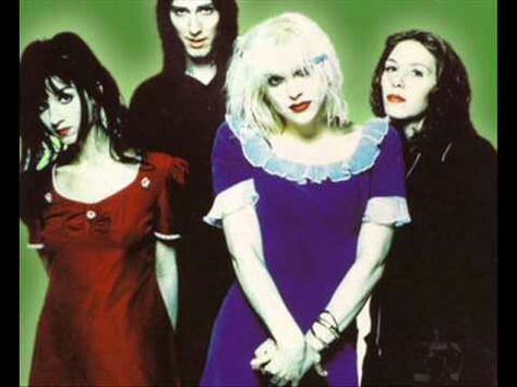 Hole band grunge alternative rock music 90s backtothe90s Courtney Love - Kristen Pfaff - Patty Schemel - Eric Erlandson Hole Band, Courtney Love Hole, Kurt And Courtney, Riot Grrrl, Courtney Love, Alice In Chains, Miss World, I Love Music, 90s Grunge