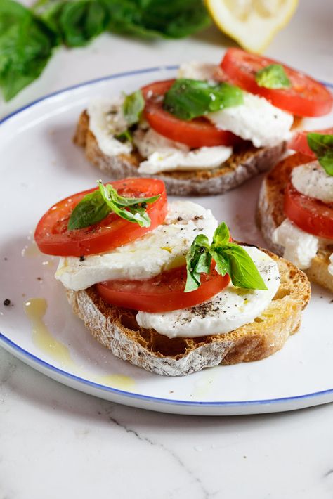 Caprese Bruschetta, Cucumber Sandwich, Catering Buffet, Tomato Cucumber, Simply Delicious, Snacks Für Party, Appetizer Snacks, I Love Food, Italian Recipes