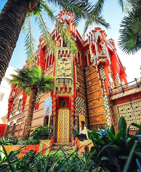 Gaudi Buildings, Gaudi Architecture, Gaudi Barcelona, Antonio Gaudí, Barcelona City, Wearables Design, Antoni Gaudi, Beautiful Castles, City House