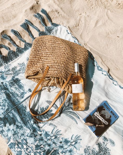 Beach Bag Product Photography, Mediterranean Photos, Beach Flatlay, Laydown Photography, Florida Aesthetic, Summer Photoshoot, Vacation Photos, Beach Crafts, Beach Essentials