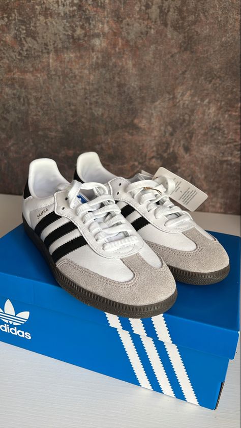 #samba #adidas #adidasshoeswomen #adidassamba #adidasoutfit #outfits #outfits #lifestyle #aesthetic #shoes #sneakers #sneakersaddict #fashion Adais Shoes, Addis Samba, Aesthetic Shoes Sneakers, Sambas Gazelles, Bd Gifts, Sambas Adidas, Samba Adidas, Samba Shoes, Ootd Women