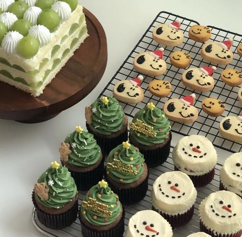 Cute Baking, December 23, Christmas Cupcakes, Christmas Cooking, Cute Desserts, Food Obsession, Cute Cakes, Cafe Food, Christmas Cake