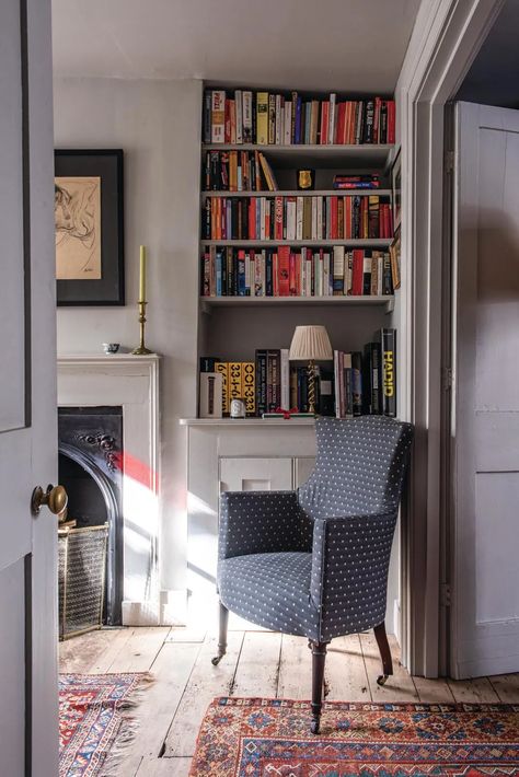 A modest 1820s cottage in London - Homes and Antiques Cottage Bookshelves, London Today, Antique Decor, Central London, Corner Bookcase, Antique Furniture, Pink Grey, Bookshelves, In London