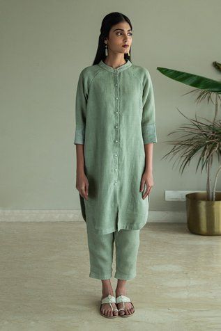 Shop for Shorshe Clothing Green Handwoven Linen With Zari Border Mandarin Collar Shirt Kurta And Pant Set for Women Online at Aza Fashions Shorshe Clothing, Mandarin Collar Shirt, Kurta Patterns, Latest Dress Design, Kurta Style, Indian Kurta, Long Kurti Designs, Casual Indian Fashion, Chinese Collar