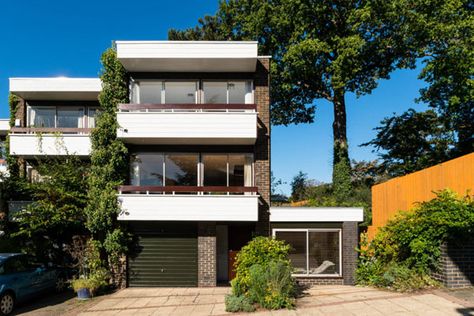 60s Townhouse, Modernist Townhouse, Retro House Exterior, 60s Architecture, Yellow Kitchens, 1960 House, 50s House, 60s House, 60s Interior