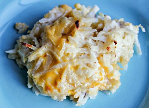 Velveeta Hashbrown Casserole - so easy and the kids eat it all up! Hash Browns Casserole, Creamy Burrito Casserole, Bacon Mashed Potatoes, Hashbrown Casserole Recipe, Cheesy Hashbrown Casserole, Cream Of Potato Soup, Cheesy Hashbrowns, Hashbrown Casserole, Hash Brown Casserole