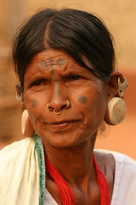 India | Lanjia Saora people at Rizangtal village in Orissa. | ©Walter Callens Lucas Lima, Eric Lafforgue, Steve Mccurry, India People, Indian Woman, We Are The World, Body Modifications, People Of The World, Body Mods