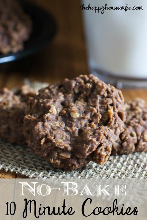 These no-bake cookies are my favorite dessert recipe! They are a great treat to add to the lunch box this year and they take only 10 minutes to make from start to finish! | The Happy Housewife Chocolate Oatmeal No Bake, Oatmeal No Bake, Oatmeal No Bake Cookies, Paleo Chocolate Chip Cookies, Quick Cookies, Pineapple Lemonade, Chocolate Oatmeal Cookies, Peanut Butter No Bake, Recipes Cookies