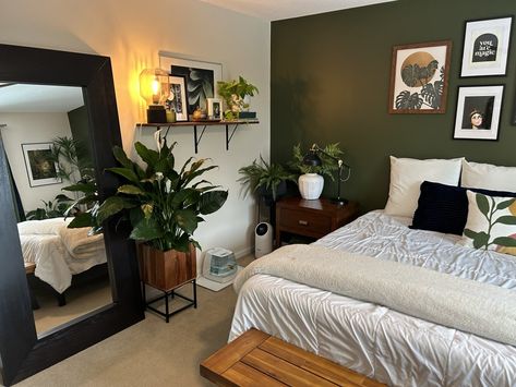 Oak Bedroom Ideas, Dark Green Bedroom, Bedroom Vibes, Oak Bedroom, Green Bedroom, Room Renovation, Bedroom Green, Dream House Decor, Bedroom Inspo