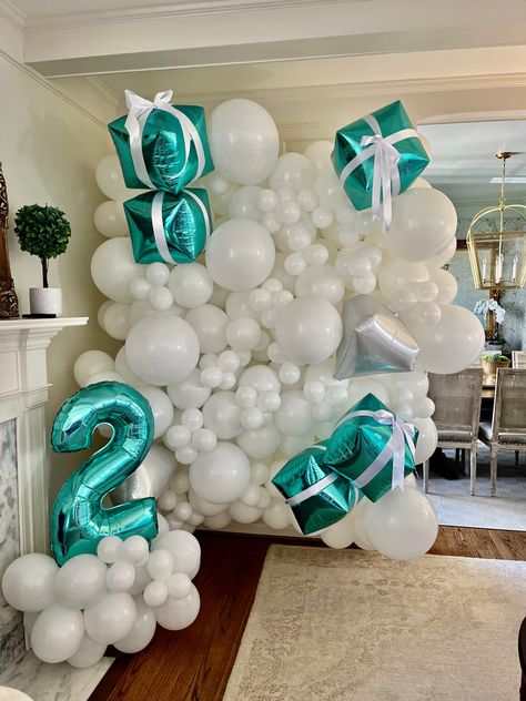 Themed Balloon Garland, Birthday Balloon Arch, Sunshine Baby Showers, Balloon Arches, Breakfast At Tiffanys, Blue Balloons, Balloon Diy, Balloon Arch, Tiffany Blue