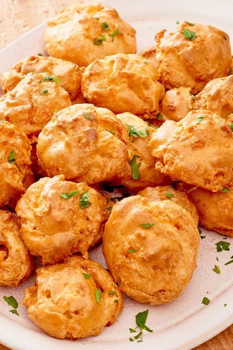 Gougères au fromage inratables, une robe croustillante cachant un intérieur fondant et au bon goût de fromage :-) Cheese Gougeres, Vegan French Recipes, Cheese Puff, Easy To Make Appetizers, How To Make Dough, Classic Appetizers, Chicken Treats, Cheese Crisps, Cheese Puffs