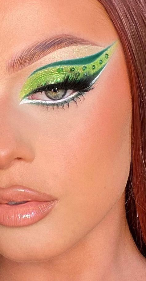 neon green eye makeup, creative eye makeup looks, best eye makeup looks, eyemakeup looks, colorful makeup #eyeshadowmakeup  eye makeup ideas 2021 #makeupartideas colorful eye makeup looks, eyeshadow makeup look,  eye makeup art ideas Green Eye Makeup Halloween, Dinosaur Eye Makeup, Extreme Eye Makeup, Green Alien Makeup, Alien Eye Makeup, Chameleon Makeup, Neon Green Makeup, Saint Patricks Day Makeup, Green Eyeshadow Look