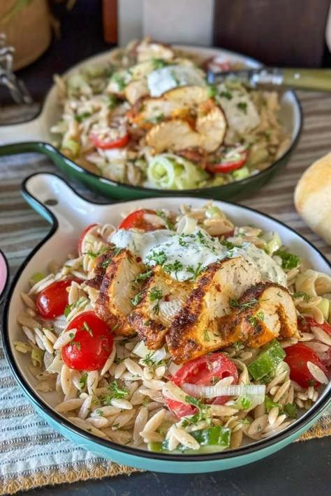 Deze heerlijk frisse orzo salade met gegrilde kip staat binnen mum van tijd op tafel en is een feestje om te eten. Healty Lunches, Always Hungry, Feeling Hungry, Orzo, Salad Dressing, Food Lover, Diner, Food And Drink, Salad