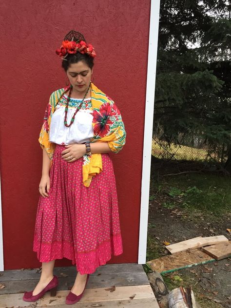 Frida Kahlo Kostüm Diy, Frida Kahlo Outfit Ideas, Frida Kahlo Costume Diy, Frida Khalo Costume, Freida Kahlo Costume, Mexican Fancy Dress, Fiesta Costume, Freida Kahlo, Family Costumes Diy