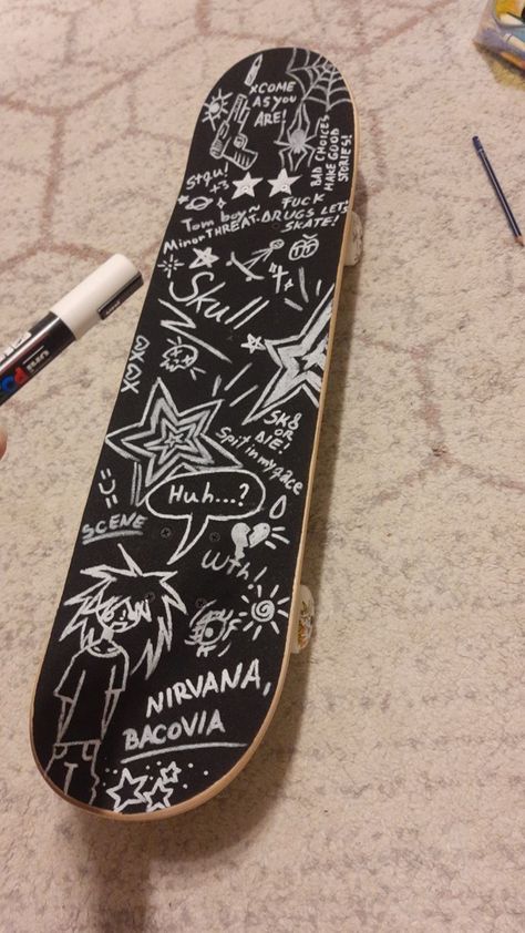 Black And White Skateboard Design, Drawing On Skateboard Ideas, Skateboard Painting Ideas Easy, Scate Bords, Skateboard Deck Art Diy, Emo Skateboard, Skateboard Design Ideas, Skateboard Painting Ideas, Skateboards Design