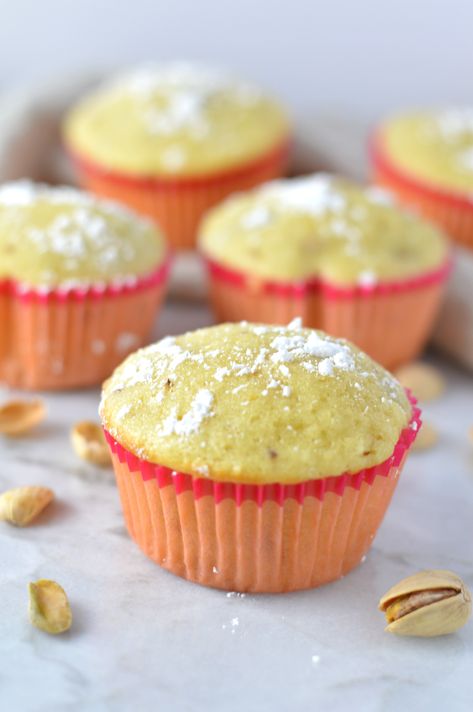 These are the best Lemon Pistachio Muffins I have tried so far! This recipe makes a moist and tender muffin with a light lemon flavour. Muffins Savory, Easy Muffin Recipe, Pistachio Muffins, Cupcake Cheesecake, Ideas For Cafe, Muffins Cake, Pina Colada Recipe, Delicious Muffins, Spreads Recipes