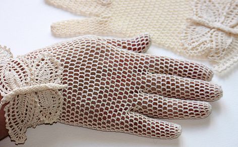 Free Crochet Patterns for Bridal Gloves or Wedding Gloves Crochet Gloves Free Pattern, Gloves Pattern, Vintage Gloves, Crochet Wedding, Vintage Crochet Pattern, Crochet Fingerless Gloves, Crochet Vintage, Crochet Mittens, Wedding Gloves