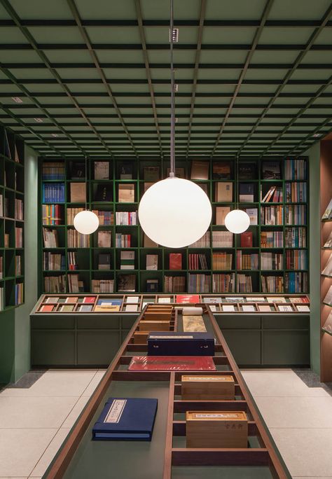 Tsing-Tien Making renovates a century-old residence into a quaint bookstore Japandi Library, Old Library Room, Bookstore Interior, Interior Design Library, Library Reception, Dior Cafe, Student Library, Library Lighting, Library Interior Design