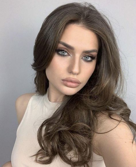 Imgur: The magic of the Internet Money Hair, Feminine Makeup, Brunette Makeup, Gorgeous Hair Color, Simple Makeup Looks, Barbie Hair, Brunette Woman, Instagram Girls, Blue Eye Makeup