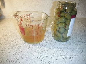 Make your own olive brine for martinis...if you are like me, you currently have 6 bottles of olives with no juice in the fridge... How To Make Brine, Melon Cocktail, Snacks At Work, Dirty Martini Recipe, Alcohol Mixers, Olive Brine, Iodized Salt, Martini Olive, Olive Jar