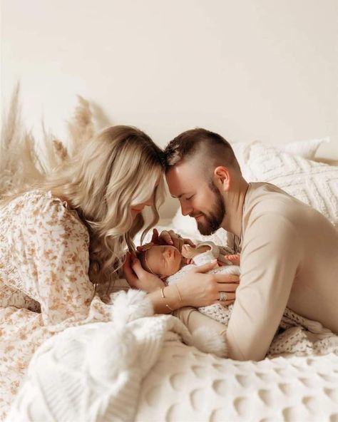 Newborn Photos Bedroom, Bed Newborn Photography, Newborn Photos Master Bed, At Home Newborn Lifestyle, Nursery Room Photoshoot, Shooting Nouveau Ne, In Home Newborn Session Outfit, Cozy Newborn Family Photos, Newborn Bedroom Photography