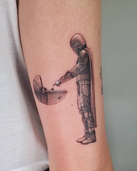 Mandalorian And Grogu Tattoo, Mandalorian Tattoo, Movie Tattoos, Star Wars Tattoo, Star Tattoos, S Tattoo, Cute Tattoos, Hand Tattoos, Small Tattoos