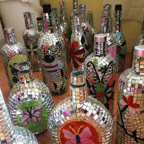 Mosaic Bottles, Kuchu Designs, Painted Glass Bottles, Bling Wedding, Mosaic Diy, Diy Creative Crafts, Bottle Art, Diy Creative, Bottles And Jars