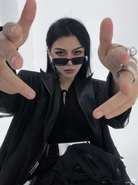 Ropa Dark, Rocker Chic Outfit, Techno Girl, Goth Outfit Inspo, Techno Outfit, Fashion Chinese, Rich Girl Lifestyle, Badass Style, Mommy Style