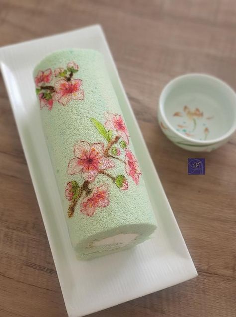 Swiss Roll Decoration, Swiss Roll Design, Swiss Roll Cake Design, Deco Roll Cake, Decorated Cake Roll, Japanese Roll Cake, Swiss Roll Cakes, Dome Cake, Roll Cakes