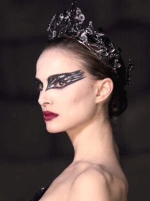 Google Image Result for http://www.seventeen.com/cm/seventeen/images/black-swan-ka.gif Black Swan Film, Black Swan Makeup, Natalie Portman Black Swan, Uk Icon, Black Swan Movie, Black Swan Costume, Halloween Make-up Looks, Halloween Costumes 2022, The Black Swan