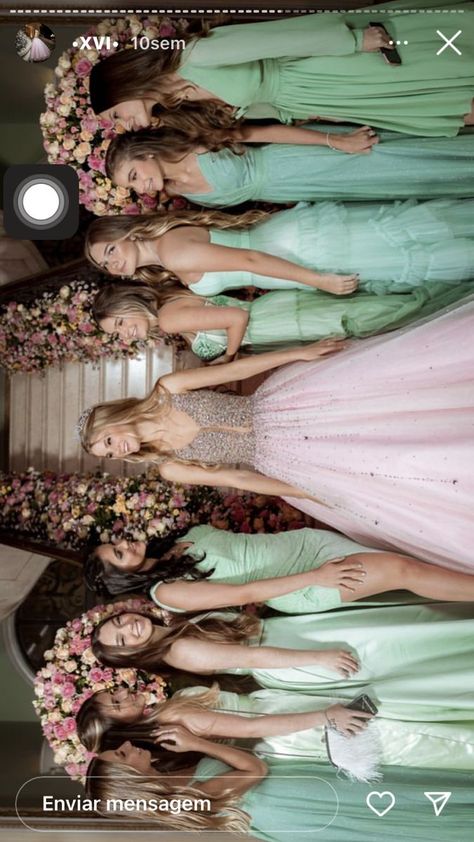 Aesthetic Quinceanera Dresses, Quinceanera Court Outfits, Quince Court Pictures, Quince Court, Quinceanera Court, Quince Photoshoot Ideas, Court Pictures, Sweet 16 Pictures, Xv Dresses