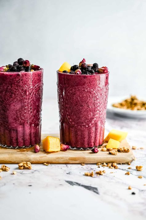 This Blueberry Smoothie is light, refreshing, and creamy without any banana! All you need are four ingredients to make this delicious smoothie that's perfect for breakfast or a quick snack. All The Healthy Things, Blueberry Smoothie Recipe, Blueberry Smoothie, Creamy Smoothies, Yummy Smoothie Recipes, Vanilla Greek Yogurt, Blueberries Smoothie, Quick Snack, Breakfast Drink