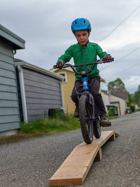 Diy Bike Track, Bike Ramps For Kids Diy, Bike Obstacle Course For Kids, Diy Bike Ramp, Kids Bike Track, Bike Jumps, Bike Rodeo, Bmx Ramps, Mtb Training