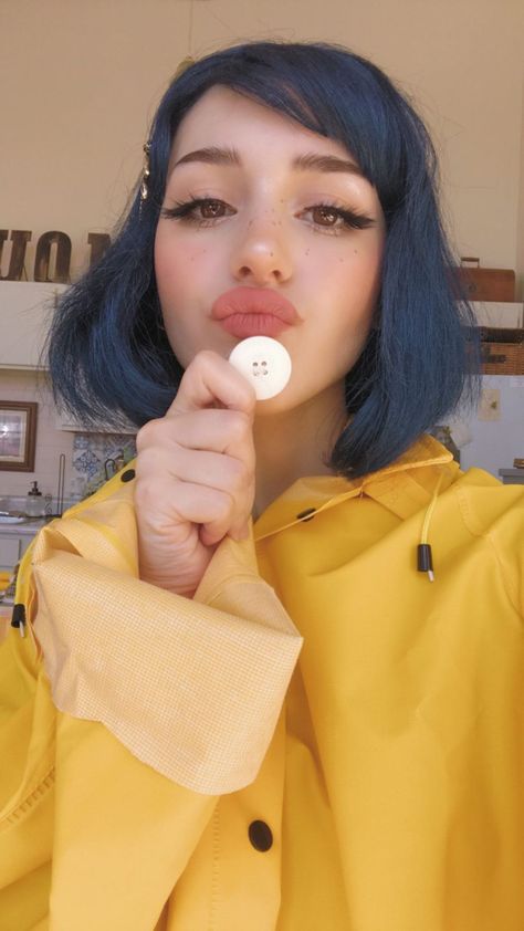 Coraline Halloween Costume, Coraline Makeup, Beautiful Halloween Makeup, Coraline Costume, Creepy Halloween Makeup, Halloween Makeup Diy, Coraline Jones, Couples Halloween Outfits, Halloween Makeup Inspiration