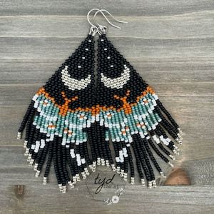 Bead Loom Kits, Seed Bead Jewelry Patterns, Beads Craft Jewelry, Beaded Fringe Earrings, Tiny Beads, Beaded Jewlery, Brick Stitch Earrings, Luna Moth, Seed Bead Tutorial