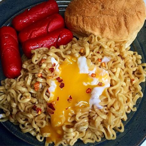 Pilipino Food Breakfast, Filipino Breakfast Ideas Philippines, Pancit Canton Aesthetic, Pancit Canton With Egg, Aesthetic Noodles, Pinoy Breakfast, Silog Meals, Pancit Canton, Snacks Dinner