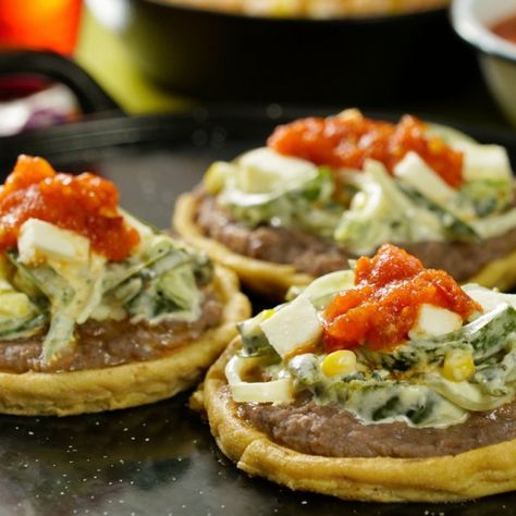 Sopes de Rajas Poblanas Hispanic Dishes, South American Recipes, Corn Dishes, Stuffed Poblano Peppers, Best Food Ever, Latin Food, Dessert Appetizers, Mexican Food Recipes Authentic, Mexican Dishes