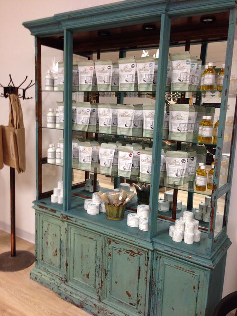 Unique Store Display Ideas, Gift Shop Store Fronts, Store Shelf Display Ideas, Vintage Retail Display Ideas, Farmhouse Retail Store, Apothecary Shop Ideas, Paint Display Ideas Retail, Boho Shop Interior, Country Store Display Ideas