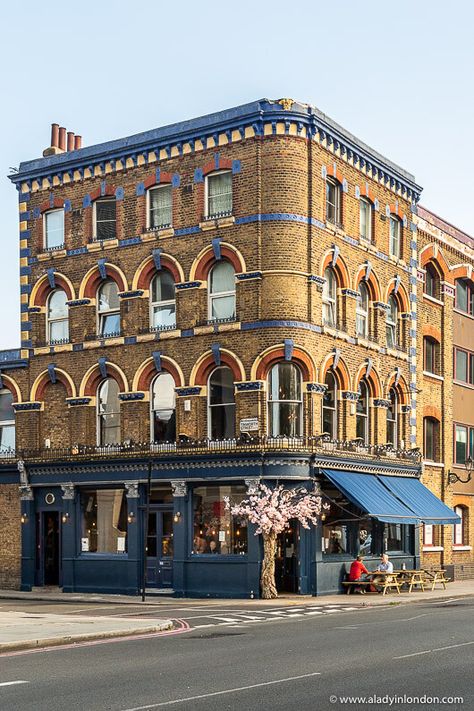 London Pub Exterior, Pub Exterior, Buildings Reference, Pub Interior Design, Pubs In London, London Ideas, Art Perspective, Pet Cafe, Historic London